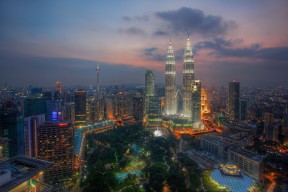 世界滑板街式赛冠军接受国际采访，世界滑板街式赛冠军接受国际采访的是谁